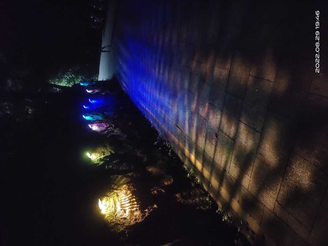 3.7V 야외 태양 정원 빛 RGB 데코러티브 벽 전망 울타리 LED 123 * 60 * 65 밀리미터