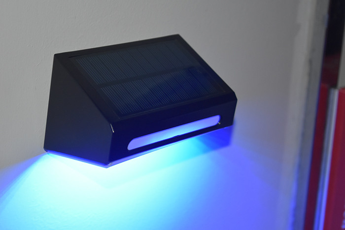 밝고 따뜻한 흰색 RGB 외관 태양광 벽등