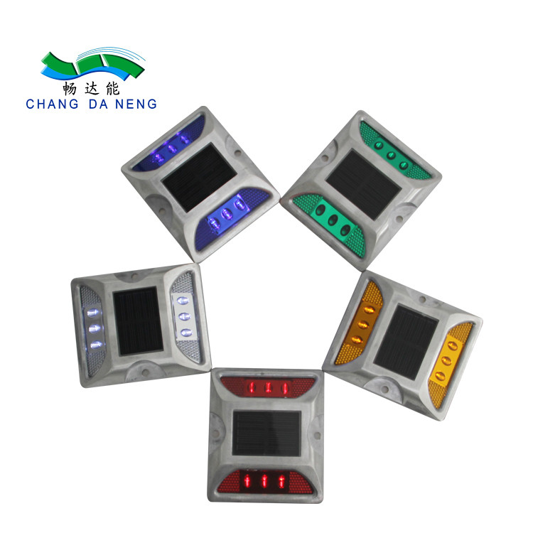 흰색 노란색 빨간색 파란색 녹색 330g 2V LED 태양 전력 도로 스터드 작업 온도 -20C- 70C 알루미늄 합금
