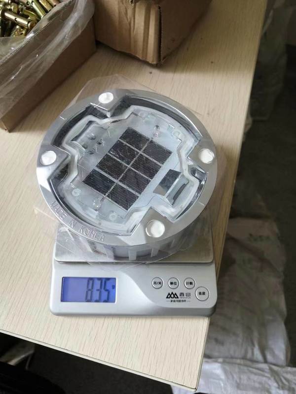 알루미늄 합금 태양 전지 도로 스탠 123x48.5mm> 30T 압축 저항 및> 500m 시야 거리