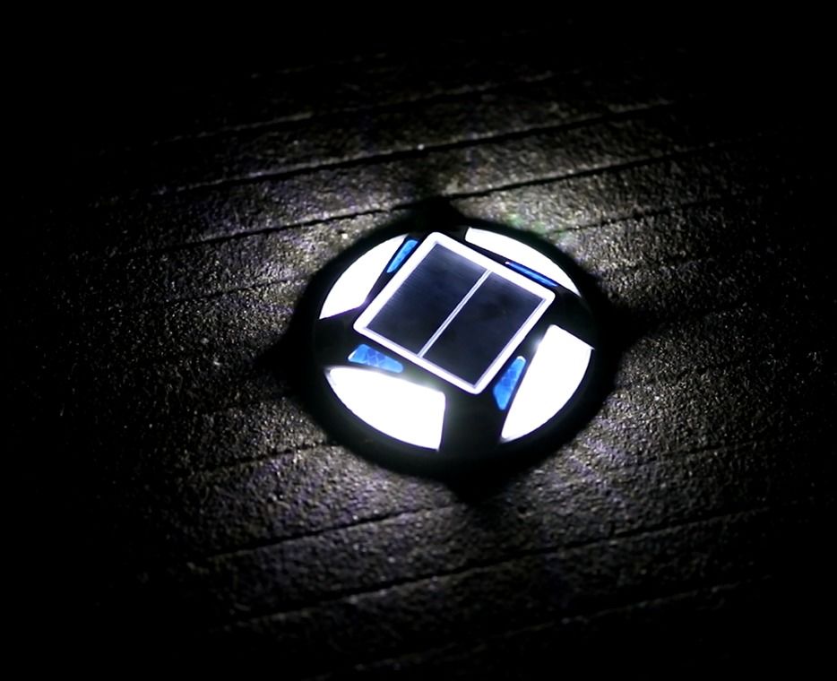 12 LED 비즈가 있는 알루미늄 태양광 도로 스터드, 1.2V Ni-Mh 배터리, 4.5시간 충전으로 20시간 작동