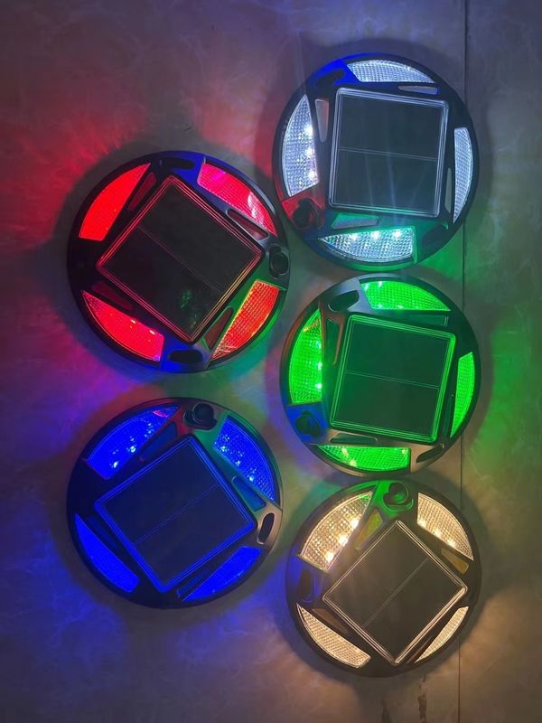 교통 도로 안전 및 차선 조명을 위해 12 개의 LED를 가진 따뜻한 흰색 태양 전지 도로 스탠드