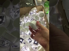 작은 PC는  주도하는 정원 빛을 끼워 넣었습니다